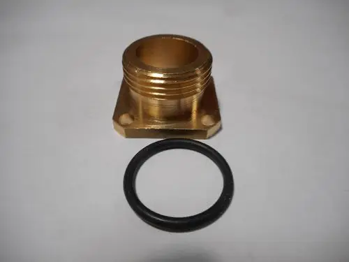 Flansch für Gasventilblock von Remeha, aus Metall, mit Gewinde und zwei Montagelöchern. O-Ring aus Gummi liegt daneben.